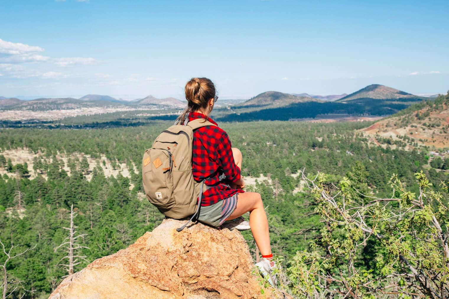 Национальное путешествие. Пожилые голого хайкинг-трипа. Hiker girl. Студенческий анал на природе фото in the Wild Swamps Hiking.