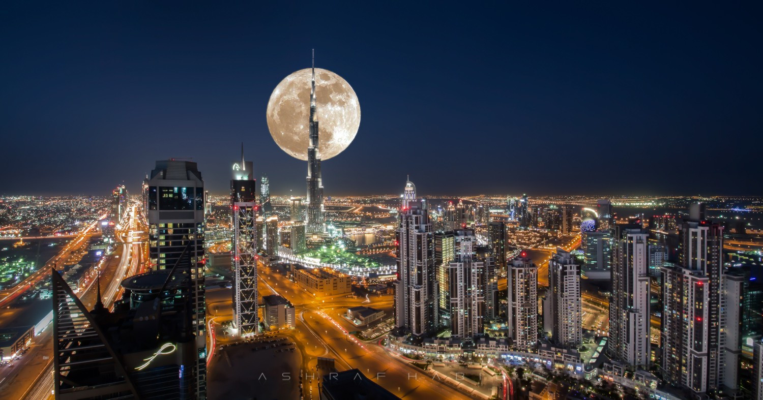 Халиф город. Мун Калиф. Бурдж Халифа и Луна. Ночная картина с Бурдж Халиф. Буш Халиф фото красивое вечером.