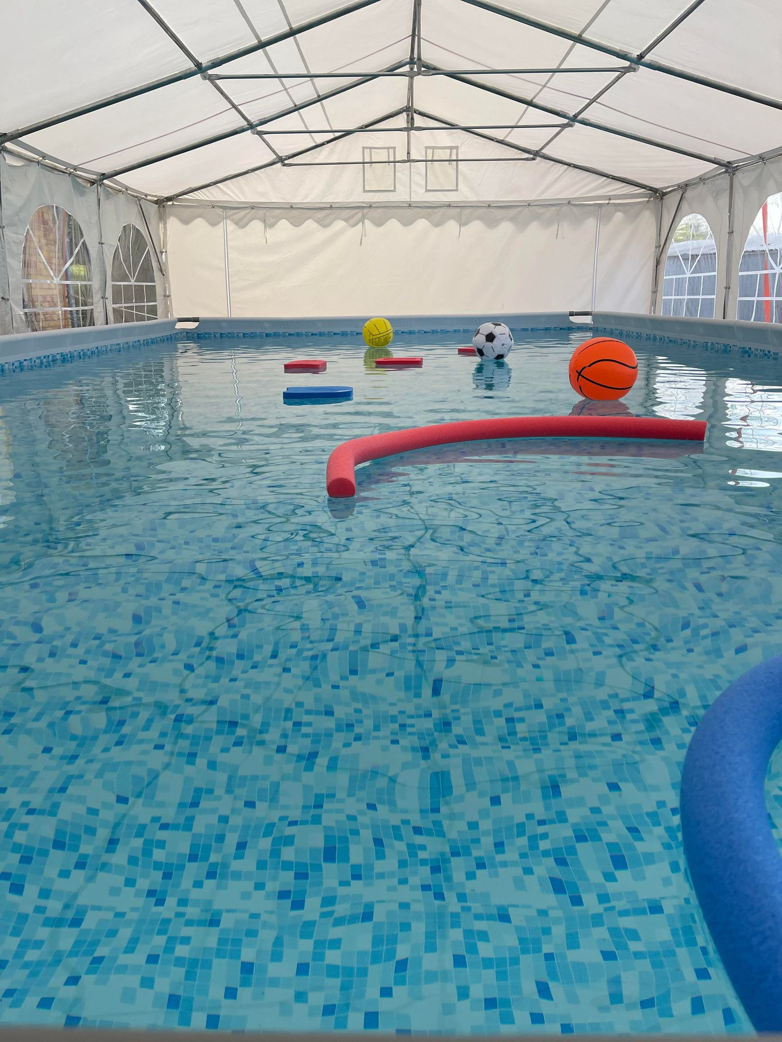 Oxford primary school installs pop-up pool to teach swimming - BBC