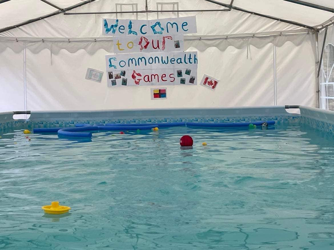 Oxford primary school installs pop-up pool to teach swimming - BBC