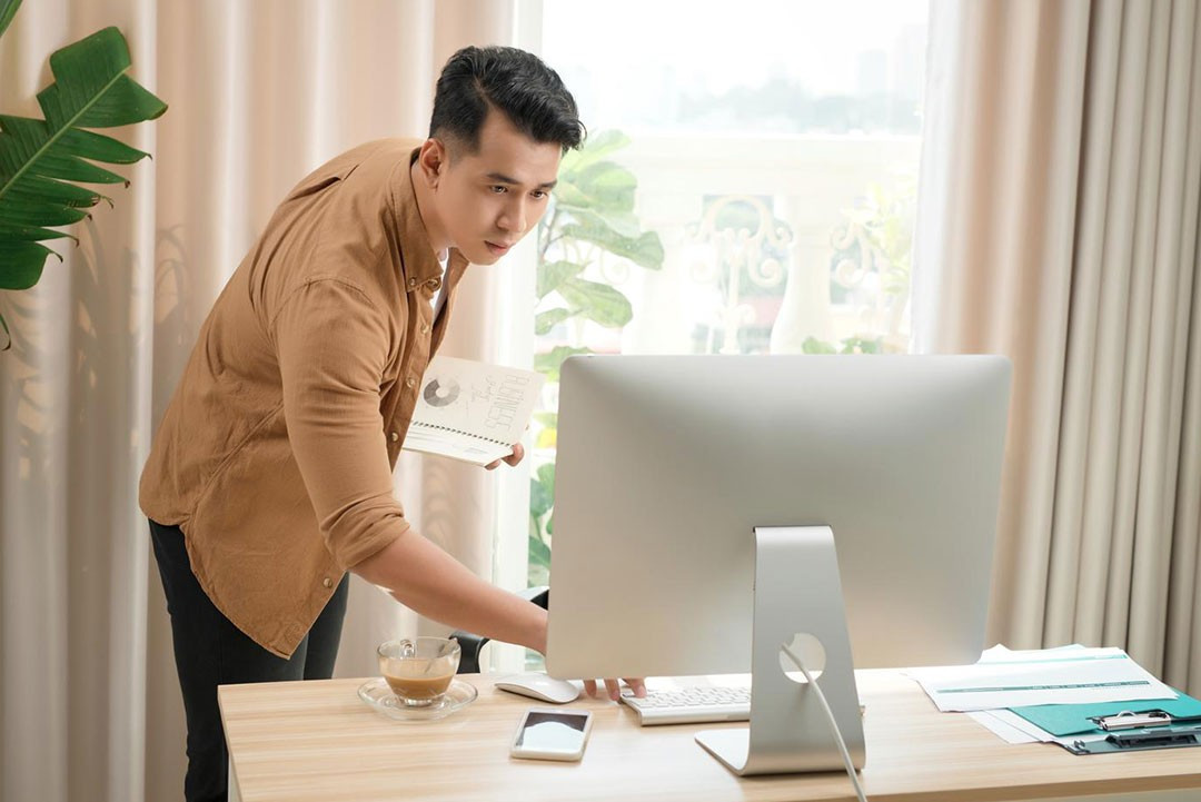 Man monitoring SERP and rank tracking using a computer.