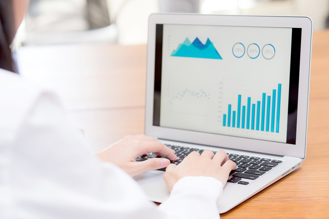 SERP and SEO monitoring on a laptop.