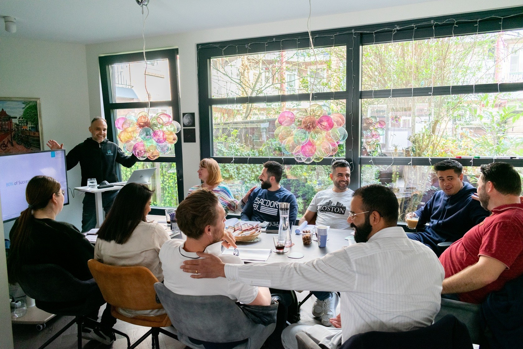 Sebastian Tudor cu membrii Institutului de Investiții — Amsterdam