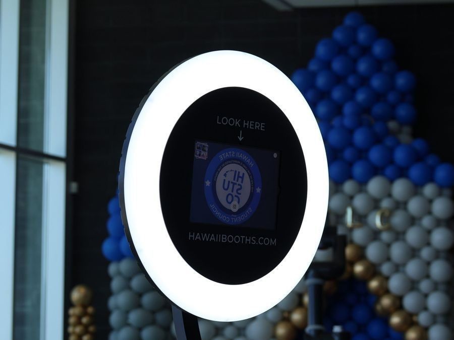 Ring-light booth screen in front of a balloon castle