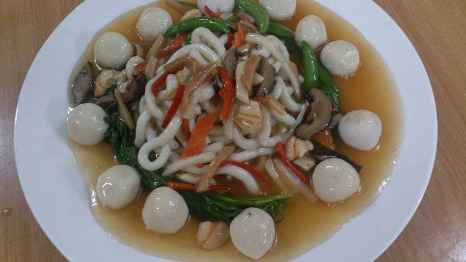 Banquet stir-fried noodles with fish balls and vegetables · 酒席鱼丸炒面