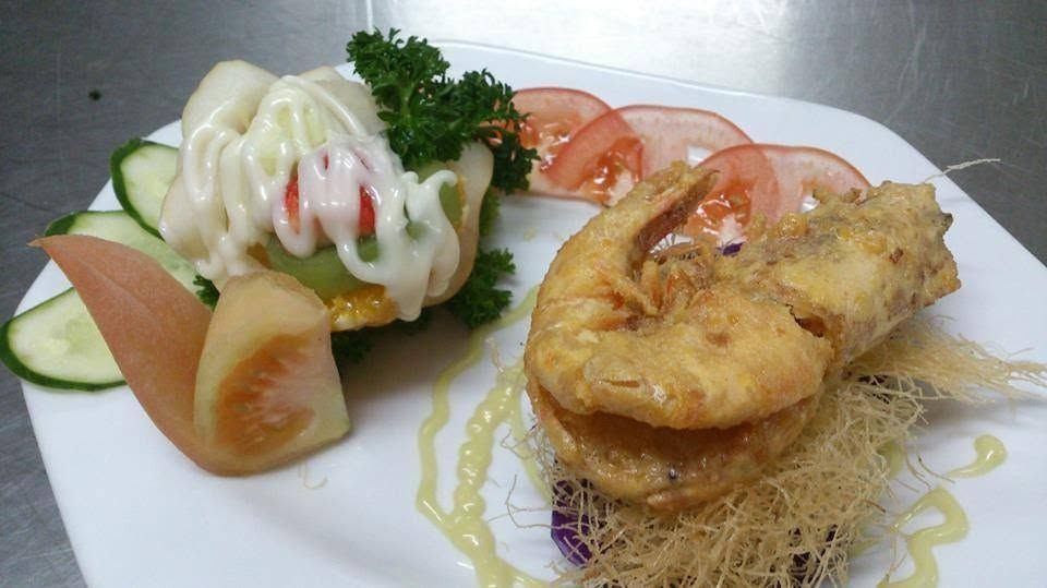 Banquet fried prawn with carved vegetable garnish · 酒席炸虾配雕花蔬菜