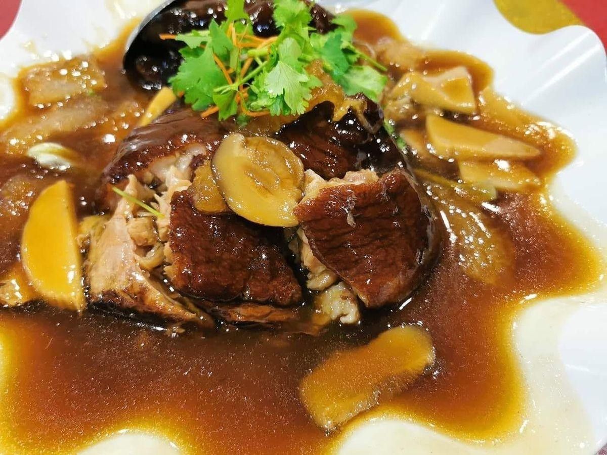 Braised meat with mushrooms in rich sauce, a banquet dish at Bentong Loong Foong · 香菇焖肉,浓郁酱汁,文東龍鳳酒樓酒席菜式