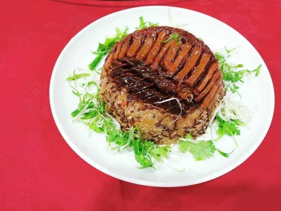 Braised pork belly steamed over rice with greens, Bentong Loong Foong · 米饭上蒸焖的五花肉配青菜,文東龍鳳酒樓