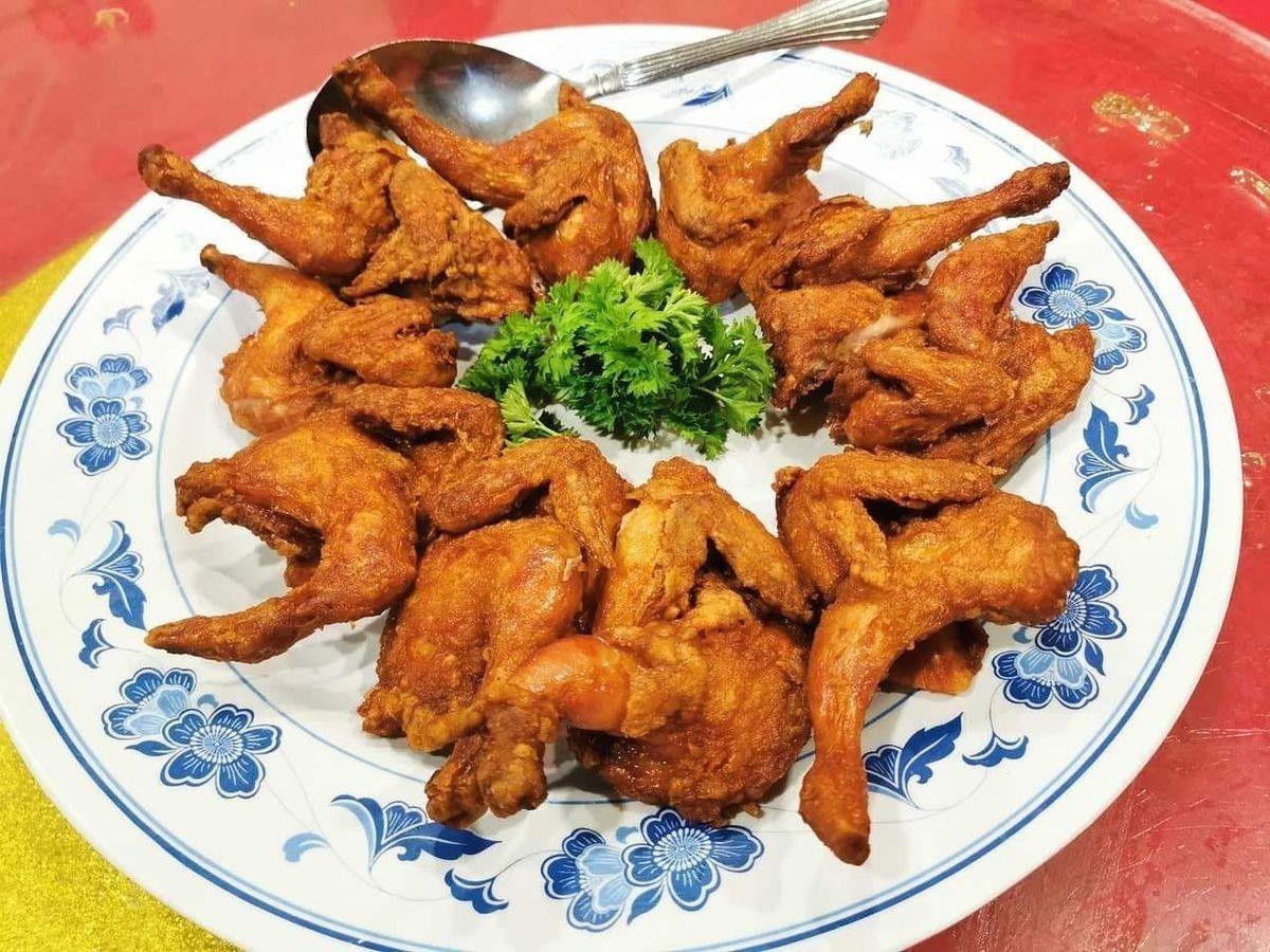Crispy fried chicken on a blue-and-white plate, Bentong Loong Foong · 蓝白瓷盘上的香脆炸鸡,文東龍鳳酒樓
