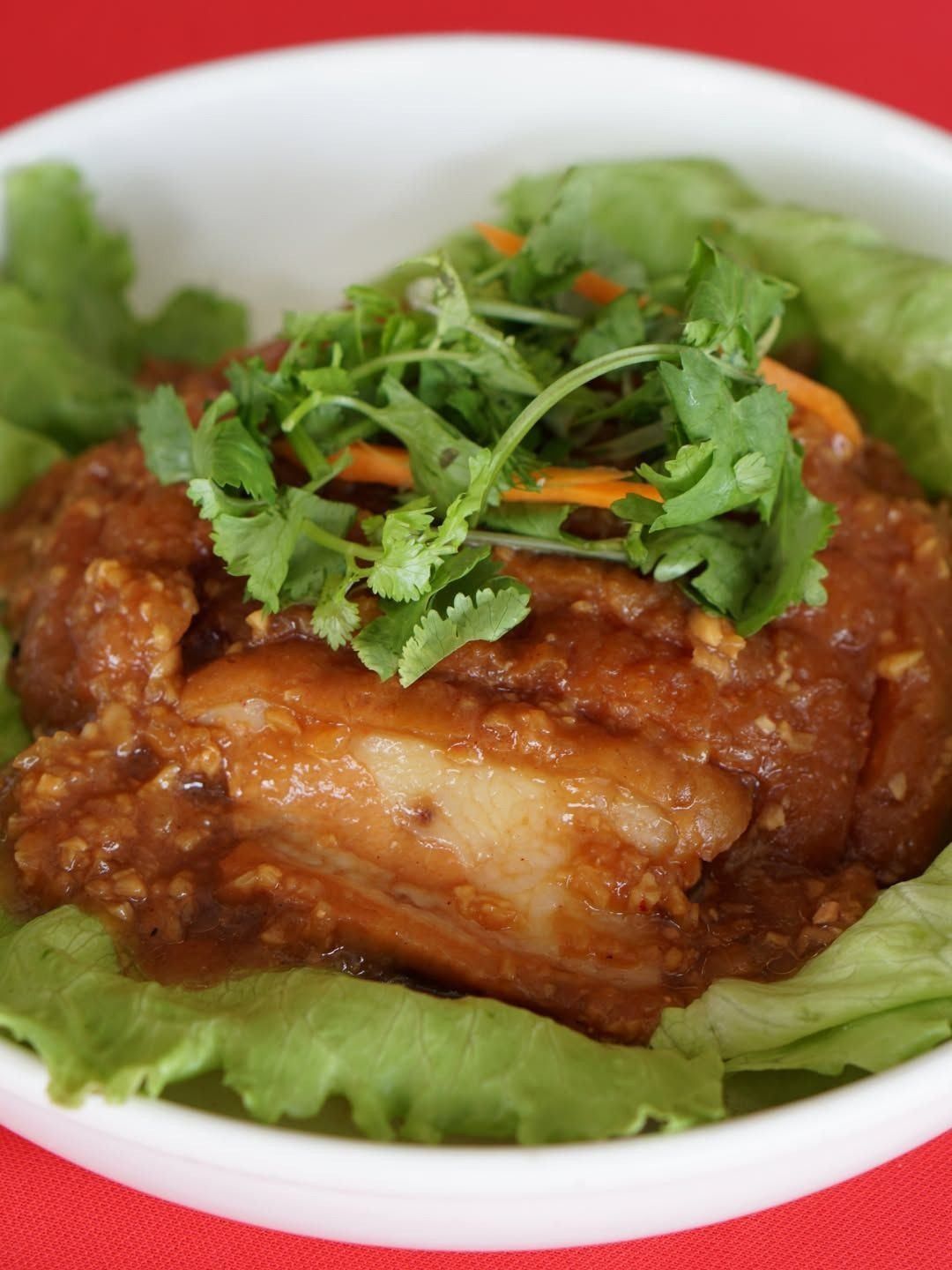 Guangxi buckle meat (braised pork belly) on a lettuce bed, Bentong Loong Foong · 文東龍鳳酒樓的广西扣肉(红烧五花肉),铺在生菜上