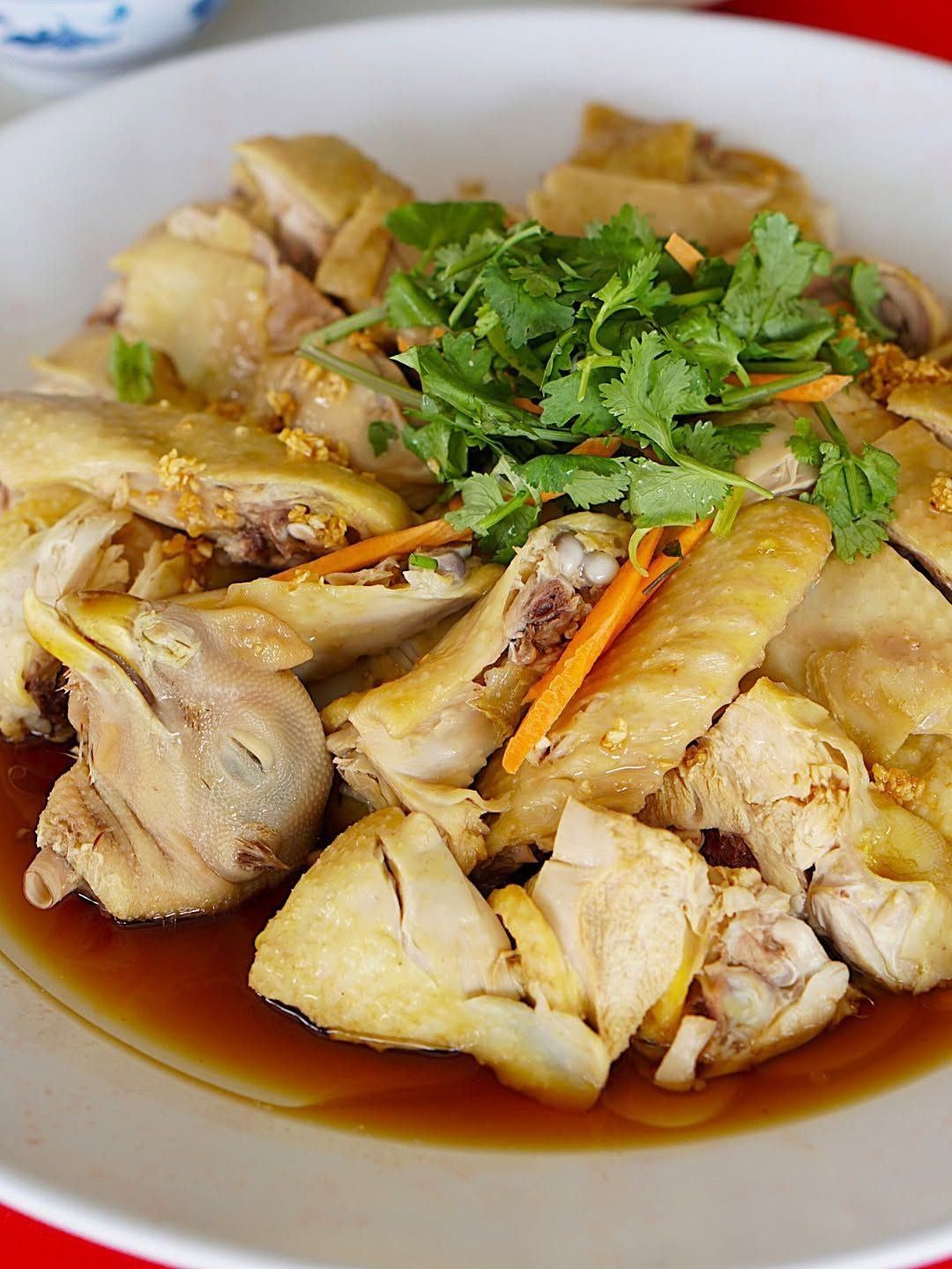 Guangxi steamed village chicken with coriander and glossy sauce, Bentong Loong Foong · 文東龍鳳酒樓的广西菜园鸡,配芫荽与亮泽酱汁