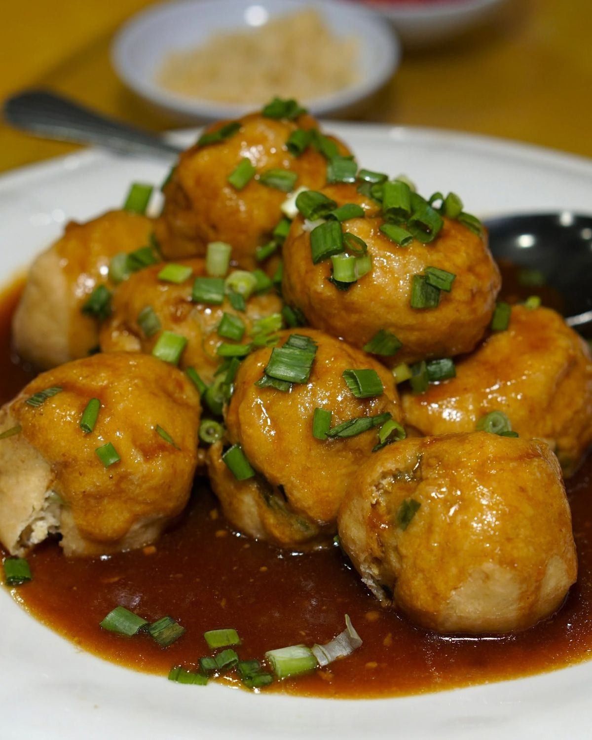 Guangxi stuffed tofu puffs braised in sauce with spring onion, Bentong Loong Foong · 文東龍鳳酒樓的广西酿豆卜,酱汁焖煮,撒上葱花