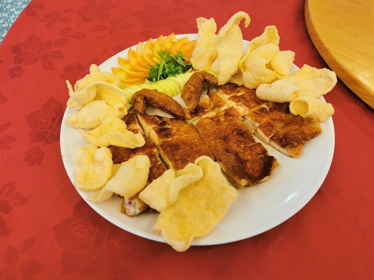 Roast meat platter with crispy pastry, a banquet dish at Bentong Loong Foong · 烧肉拼盘配香脆酥皮，文東龍鳳酒樓酒席菜式