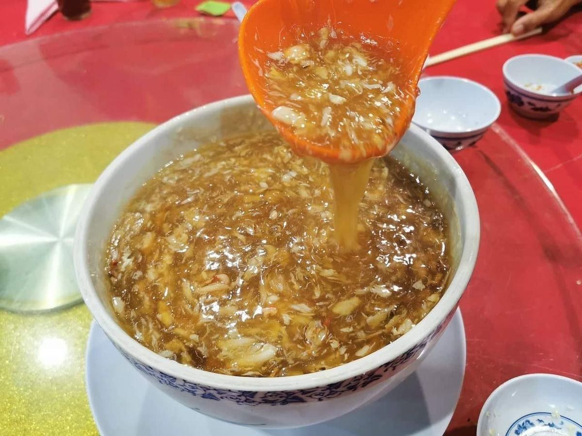 Thick banquet soup being ladled at Bentong Loong Foong · 酒席浓汤,文東龍鳳酒樓