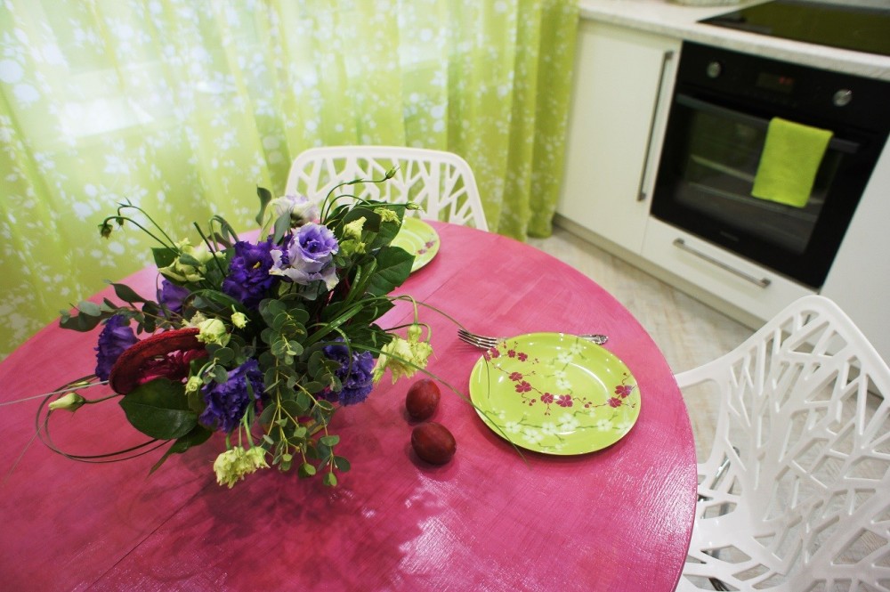 Розовый стол на кухне