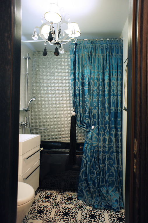 Интерьер ванной в Хабаровске. Мозаика над ванной на стене. Красивая шторка для ванной