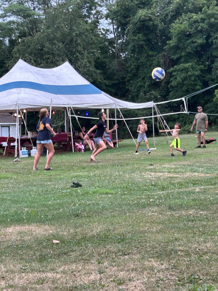 catskills-cabin-group-area-volleyball-east-durham-ny-country-campsites