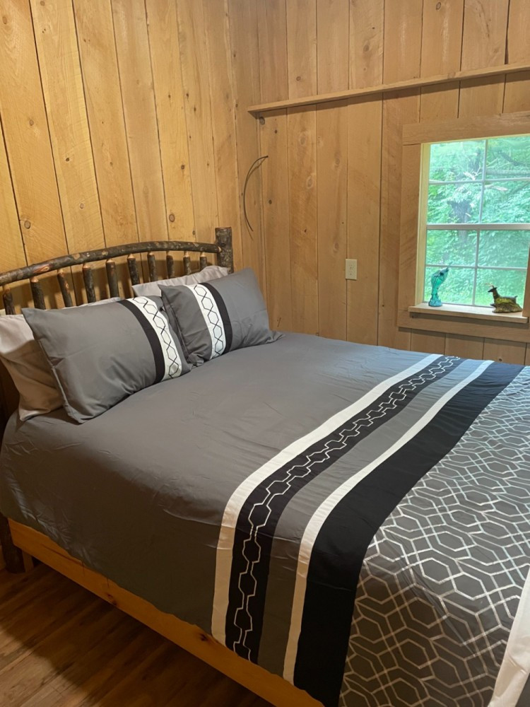 catskills-cabin-bedroom-queen-bed-east-durham-ny